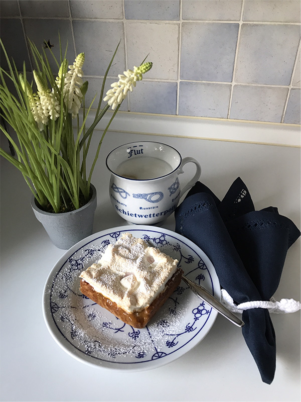 Foto Rhabarberkuchen mit Baiser