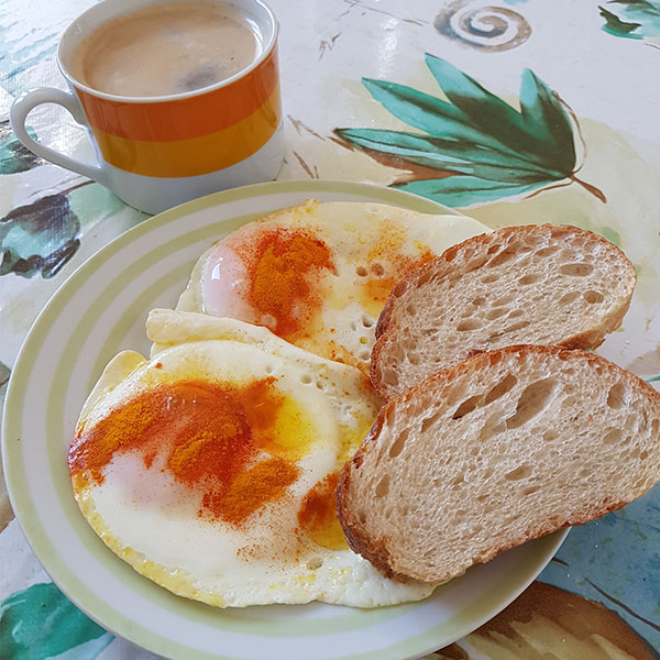 Foto Spiegelei mit Brot und Kaffee