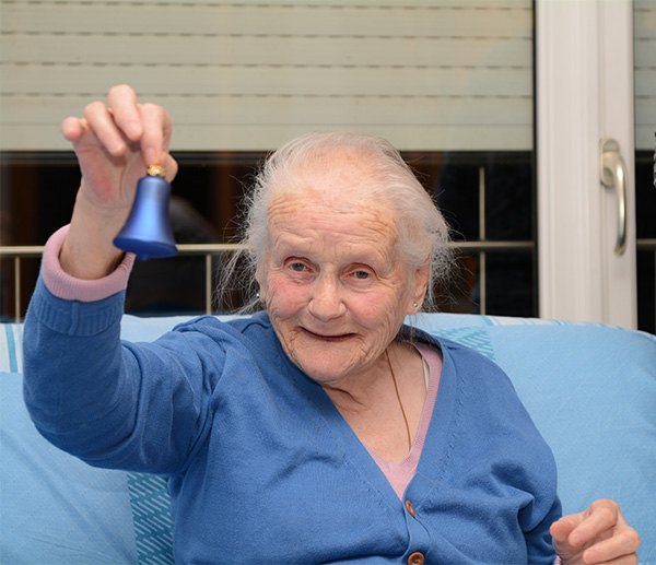 Unsere Mama beim Schmücken des Wheinachtsbaums