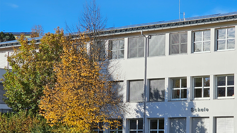 Langenegg's Eliteschule? An der Volks &amp; Sonderpädagogischen Schule hat Langenegg's Netzwerk Vereinspräsident seine Schulpflicht (8+1 Jahre) abgearbeitet. Ob er bereits an dieser Schule seine Computer &amp; Communications Ausbildung erhalten hat, ist allerdings zu bezweifeln.